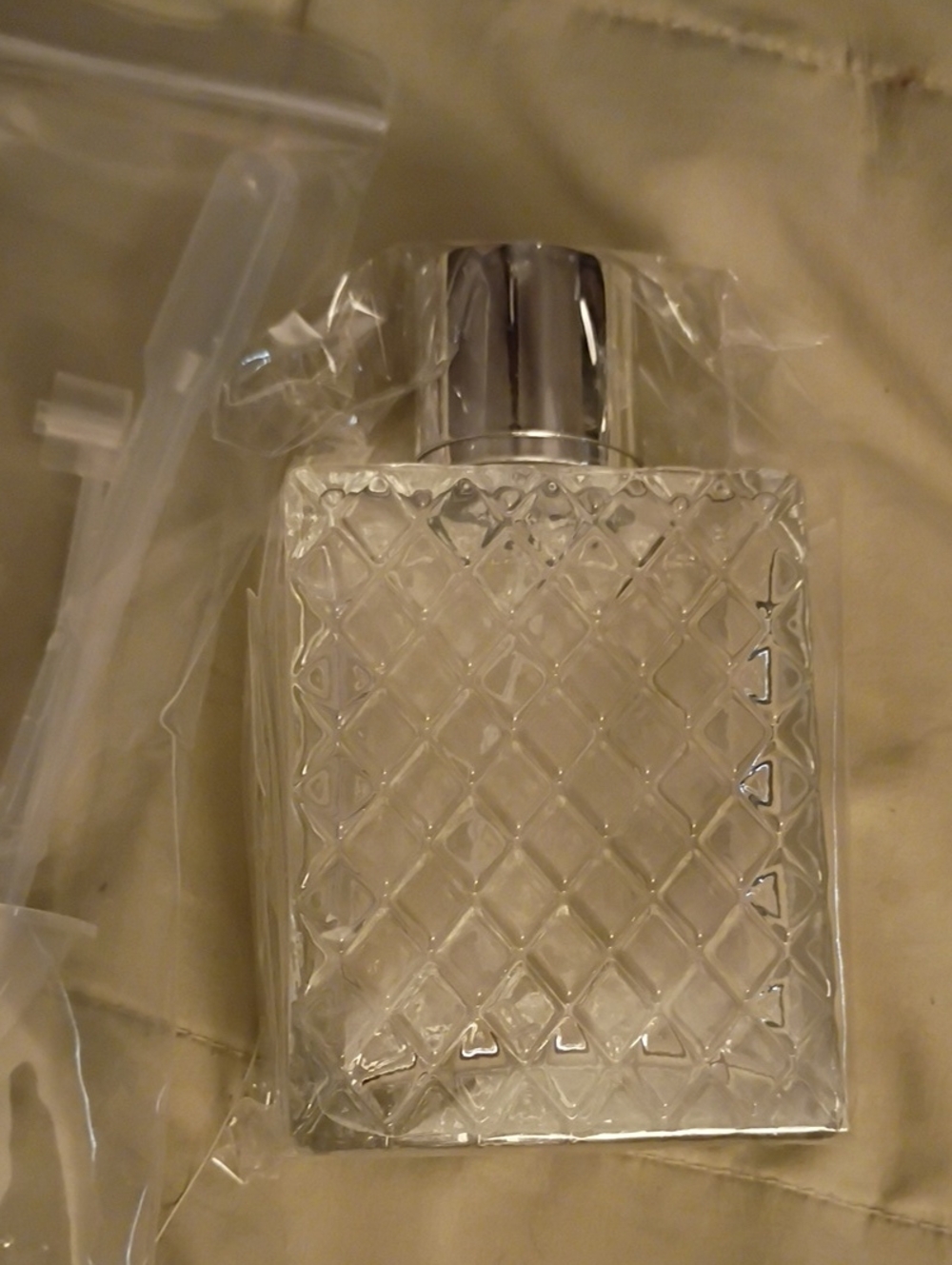 Clear Diamond-Pattern Glass Purfume Atimizer Diffuser Bottle.